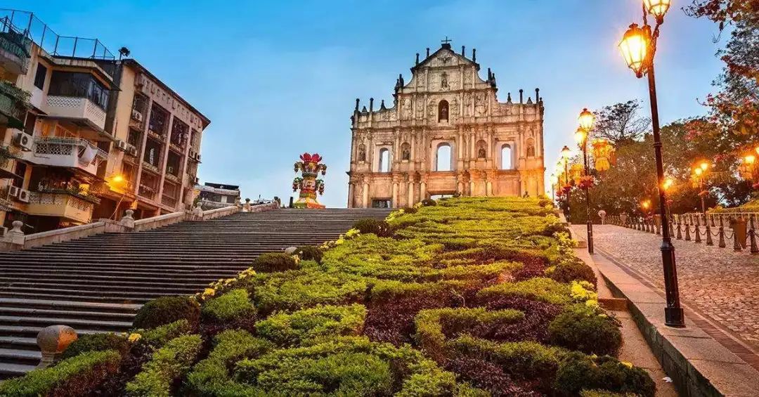 夜幕下的澳门街头风情掠影